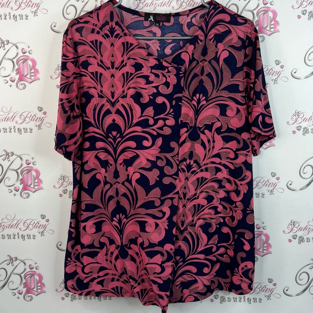 Model France tshirt ornate Chic Women's Blouse in Pink and Black Floral Design